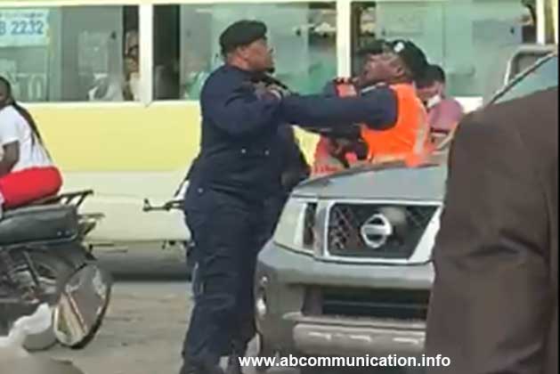 2 policiers s’entrent dedans sur Kabambare à Kinshasa ce 16 juin 2020.Vidéo. No comment.